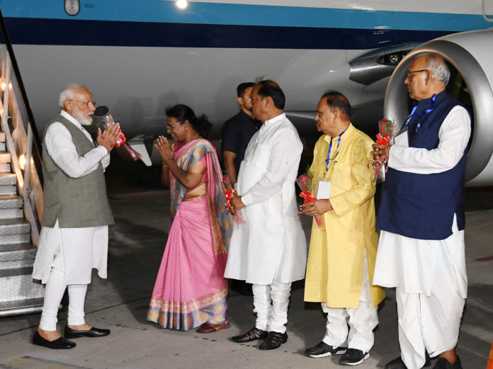The Prime Minister, Shri Narendra Modi being received by the Governor of Jharkhand, Smt. Droupadi Murmu and the Chief Minister of Jharkhand, Shri Raghubar Das, on his arrival at Ranchi, Jharkhand on June 20, 2019.