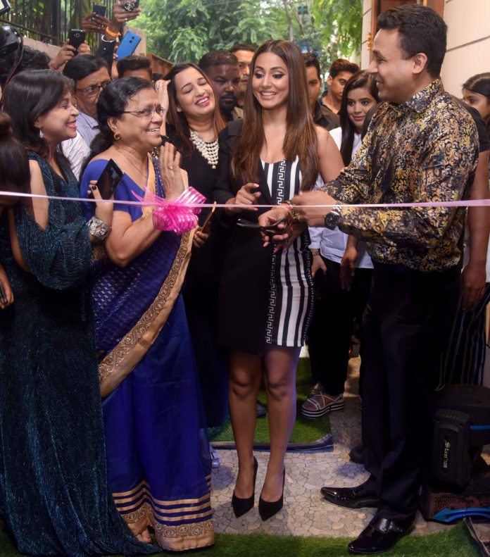 Hina Khan inaugurating Wavelength Unisex Salon with owner Amit Agarwal