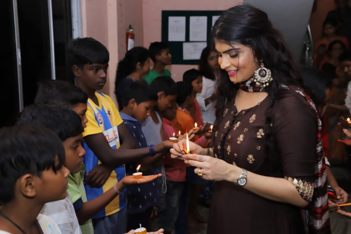 Aakansha Manglani, Mrs India Worldwide East 2018 celebrates Diwali with the underprivileged children