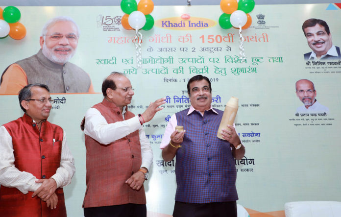 The Union Minister for Road Transport & Highways and Micro, Small & Medium Enterprises, Shri Nitin Gadkari at the launch of the Special Sales Campaign & launch of the KVI Product, at Khadi India Outlet, Connaught Place, in New Delhi on October 01, 2019.