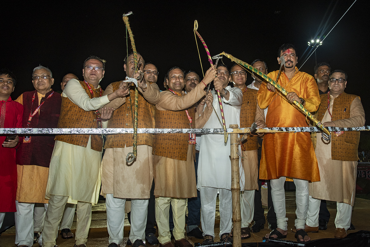 Sujit Bose, Lalit Beriwala, Binay Dubey & others during the Inauguration ceremony of Dussehra Mahotsav by Salt Lake Sanskritik Sansad & Sanmarg held at Central Park(Salt LAKE), Kolkata_3 (1)