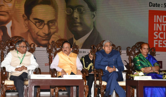 The Union Minister for Health & Family Welfare, Science & Technology and Earth Sciences, Dr. Harsh Vardhan and the Governor of West Bengal, Shri Jagdeep Dhankhar during the Closing Ceremony of the four-day-long 5th India International Science Festival (IISF), in Kolkata on November 08, 2019.