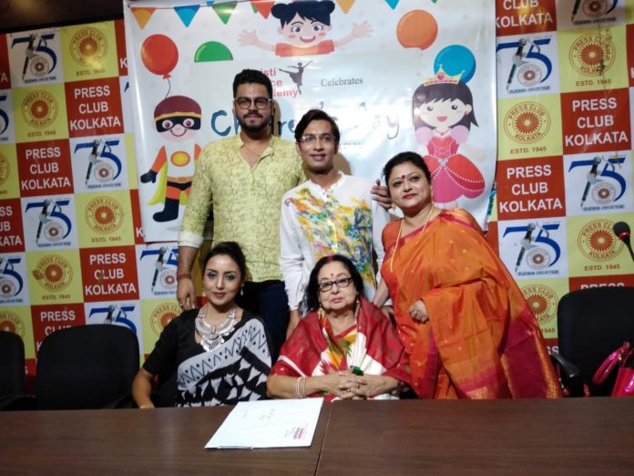 Left to Right- designer Gulshan Banu, Veteran actress Madhubi Mukherjee, Indrani Ganguly director of shristi dance acedemy and Odissi dancer Avirup Sengupta