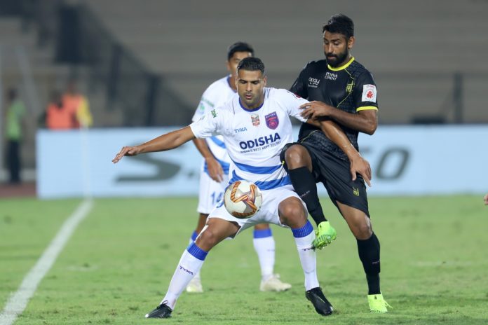 Aridane Jesus Santana of Odisha FC and Gurtej Singh of Hyderabad FC in action during match 59 of the Indian Super League ( ISL ) between Hyderabad FC and Odisha FC held at the G.M.C. Balayogi Athletic Stadium, Hyderabad, India on the 15th January 2020. Photo by: Faheem Hussain / SPORTZPICS for ISL