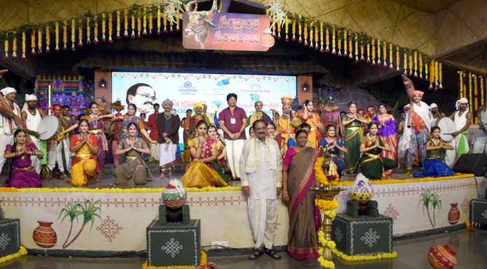 The Vice President, Shri M. Venkaiah Naidu with the artists at the inauguration of the 10th anniversary celebrations of Muppavarapu Foundation and Sankranti Sambaralu, in Hyderabad on January 09, 2020.