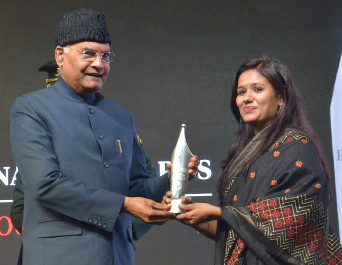 The President, Shri Ram Nath Kovind presenting the 14th Ramnath Goenka Excellence in Journalism Awards, at a function, in New Delhi on January 20, 2020.