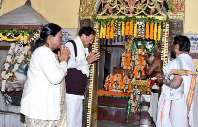 The Vice President, Shri M. Venkaiah Naidu visiting the hundred-year-old Andhra Bhakta Sree Rama Mandiram, after attending the celebrations of the 100 years of Jamshedpur City, in Jamshedpur on February 17, 2020.