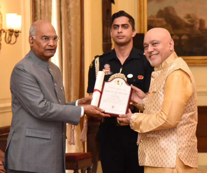 The President, Shri Ram Nath Kovind presenting the Lalit Kala Akademi Awards to the Meritorious Artists, at a function, at Rashtrapati Bhavan, in New Delhi on March 04, 2020