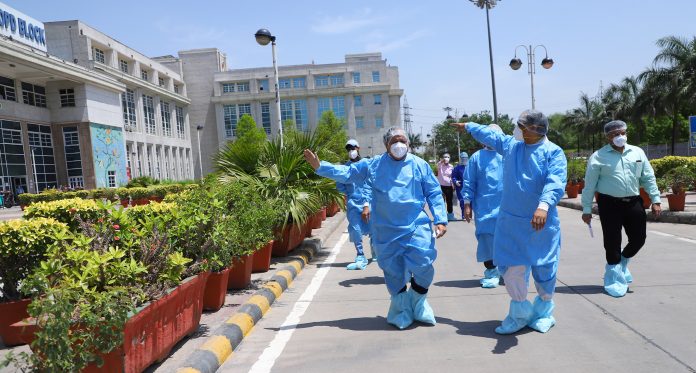 The Union Minister for Health & Family Welfare, Science & Technology and Earth Sciences, Dr. Harsh Vardhan visiting the Rajiv Gandhi Super Specialty Hospital to review status of COVID-19 management, in New Delhi on April 19, 2020.