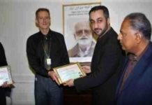 Baloch leader @hyrbyairmarri distributing #NawabBugtiMedal to foreign journalists for unbiased reporting on Balochistan.