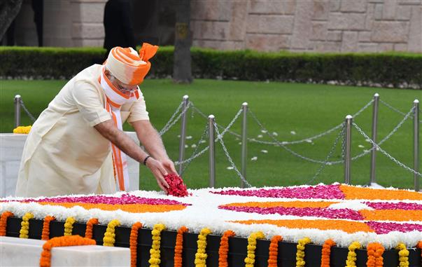 The Prime Minister, Shri Narendra Modi paying floral tributes at the Samadhi of Mahatma Gandhi, at Rajghat, on the occasion of 74th Independence Day, in Delhi on August 15, 2020.