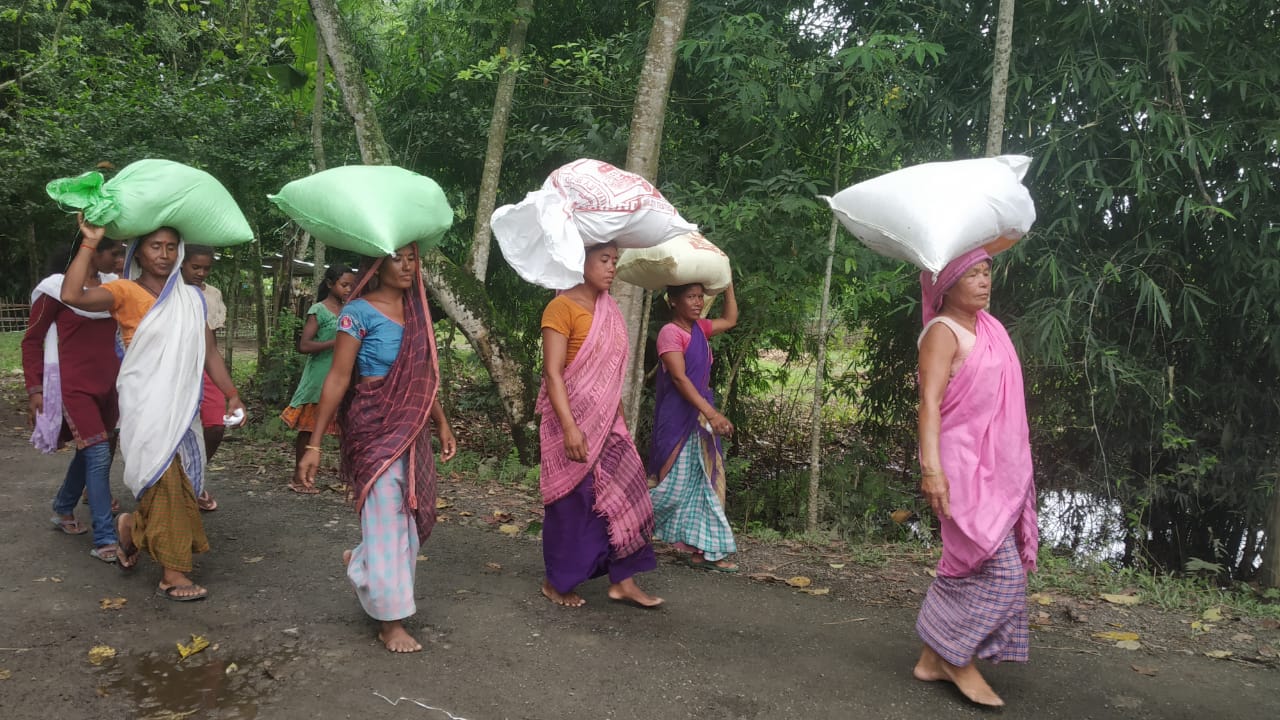 Assam Flood- Food distribution 1000 families in flood area by Narayan Seva Sansthan