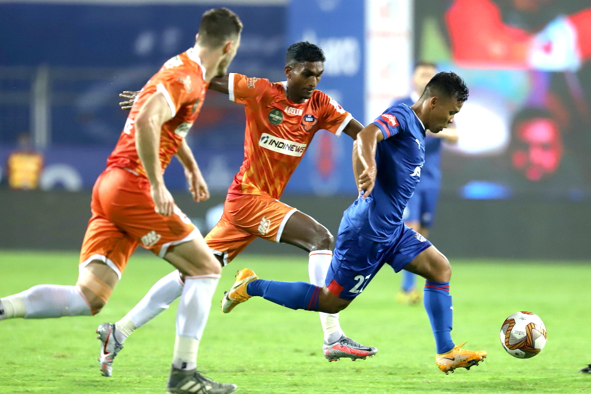 Suresh Wangjam of Bengaluru FC and Lenny Rodrigues of FC Goa in action during match 3 of the 7th season of the Hero Indian Super League between FC Goa and Bengaluru FC held at the Fatorda Stadium, Goa, India on the 22nd November 2020 Photo by Faheem Hussain / Sportzpics for ISL