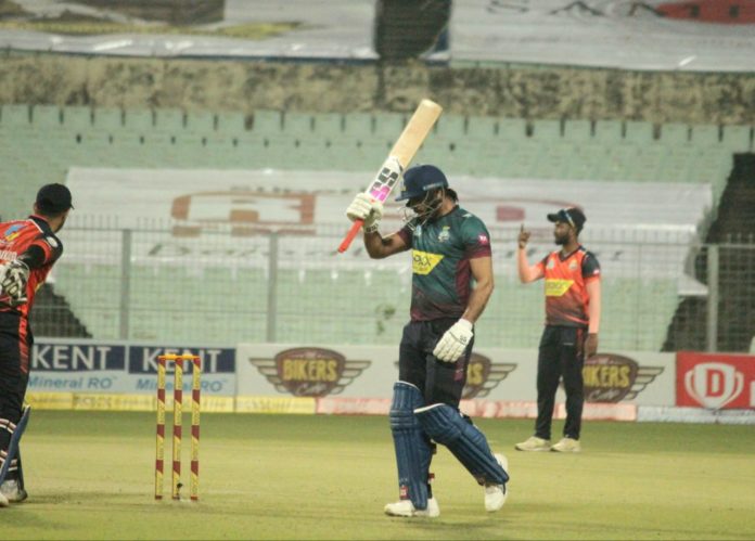 Manoj Tiwary hit a swashbuckling 39-ball 61