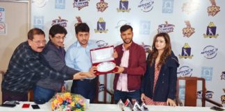 Veteran India and Bengal bowler Ashoke Dinda today retired from all formats of cricket. Veteran India and Bengal bowler Ashoke Dinda today retired from all formats of cricket.