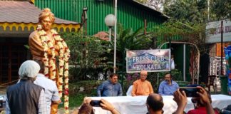 অবশেষে কলকাতা প্রেস ক্লাবে জাতির বিবেক জাগ্রত হলেন – স্বামীজীর প্রমান সাইজের মূর্তি বসলো প্রেস ক্লাব প্রাঙ্গনে Swami Vivekananda idol at Kolkata Press Club