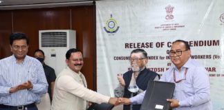 শ্রম ব্যুরো ৫টি সর্বভারতীয় বিষয়ে সমীক্ষার জন্য মাস্টার ট্রেনারদের প্রশিক্ষণ দিয়েছে The Minister of State for Labour and Employment (Independent Charge), Shri Santosh Kumar Gangwar at the release of the compendium on Consumer Price Index for Industrial Workers (Vol. I-IV), in New Delhi on March 18, 2021. The Secretary, Ministry of Labour and Employment, Shri Apurva Chandra is also seen.