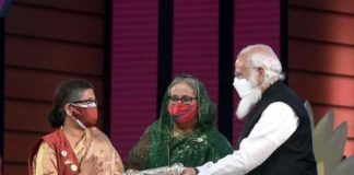 পিতা বঙ্গবন্ধু শেখ মুজিবুর রহমানের পক্ষে ভারত সরকারের দেওয়া গান্ধি শান্তি পদক গ্রহণ করেছেন শেখ রেহানা পিতা বঙ্গবন্ধু শেখ মুজিবুর রহমানের পক্ষে ভারত সরকারের দেওয়া গান্ধি শান্তি পদক গ্রহণ করেছেন শেখ রেহানা