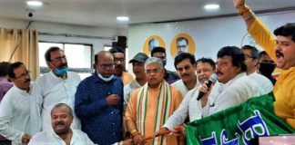 ভোটের অঙ্ক মিলিয়ে দক্ষিণ দমদম পুরসভার মৃগাঙ্ক ভট্টাচার্য ও অতীন কুমার রায় যোগ দিলেন বিজেপিতে Mriganko Babu and Atin Babu joins BJP 2