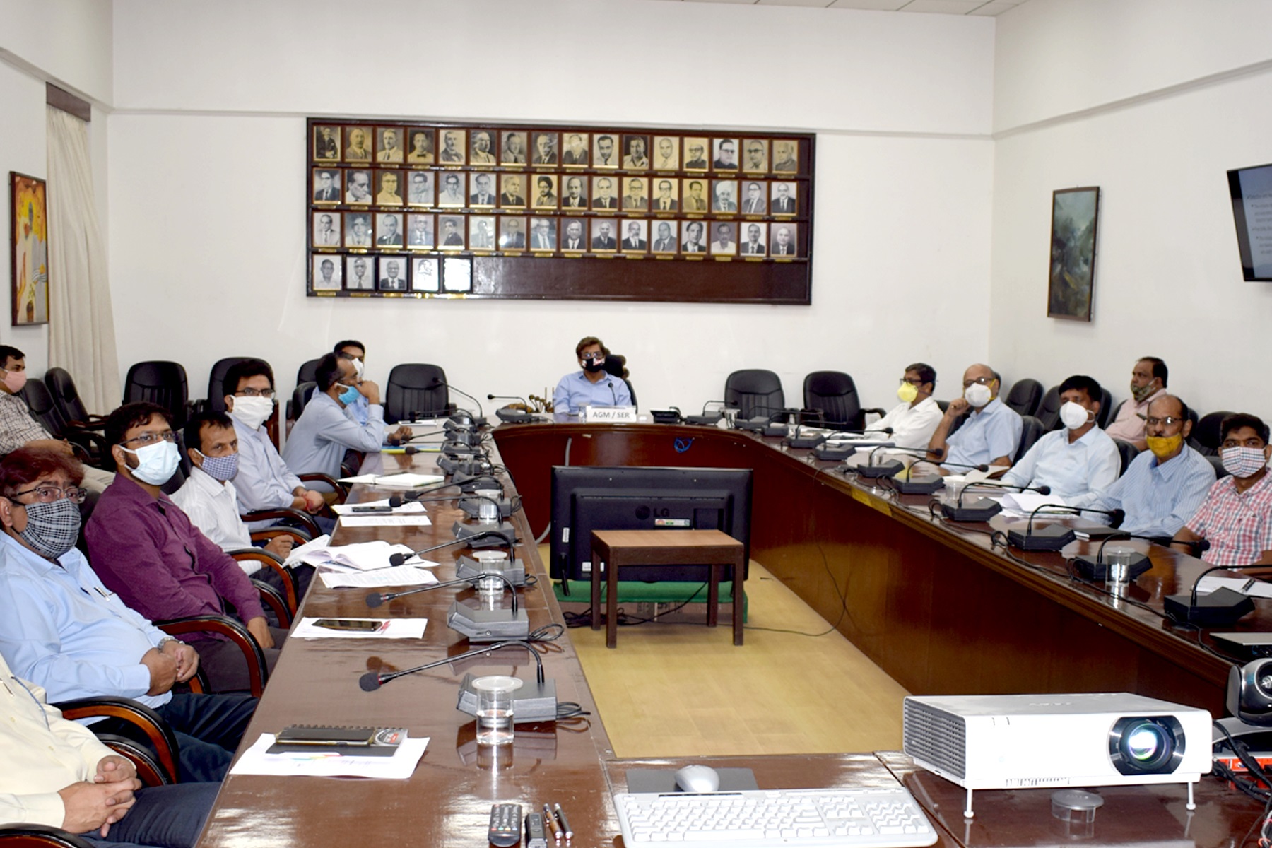 Shri Anupam Sharma, Addl. General Manager, SER holding a preparedness meeting with Senior Officers and Staff at SER Headquarters, Garden Reach today (30-3-2021) on fire hazards