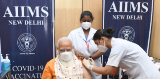 ভারতে কোভিড-১৯ টিকাকরণের সংখ্যা প্রায় ৪৩ কোটির মাইলফলক ছাড়িয়েছে – সুস্থতার হার বেড়ে ৯৭.৩৬ শতাংশ The Prime Minister, Shri Narendra Modi takes second dose of the COVID-19 vaccine, at AIIMS, New Delhi on April 08, 2021.