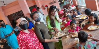 কলকাতার প্রায় তিনশো অরফানসদের টিফিন ও দুপুরের খাবার পরিবেশন কলকাতার প্রায় তিনশো অরফানসদের টিফিন ও দুপুরের খাবার পরিবেশন