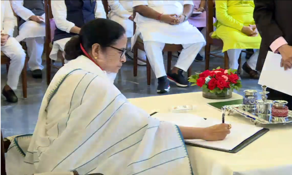 CM Signs the Register