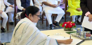 পশ্চিমবঙ্গে লকডাউন নয়, সফট লকডাউন শুরু -সঠিক পদক্ষেপ নিলেন দিদি CM Signs the Register