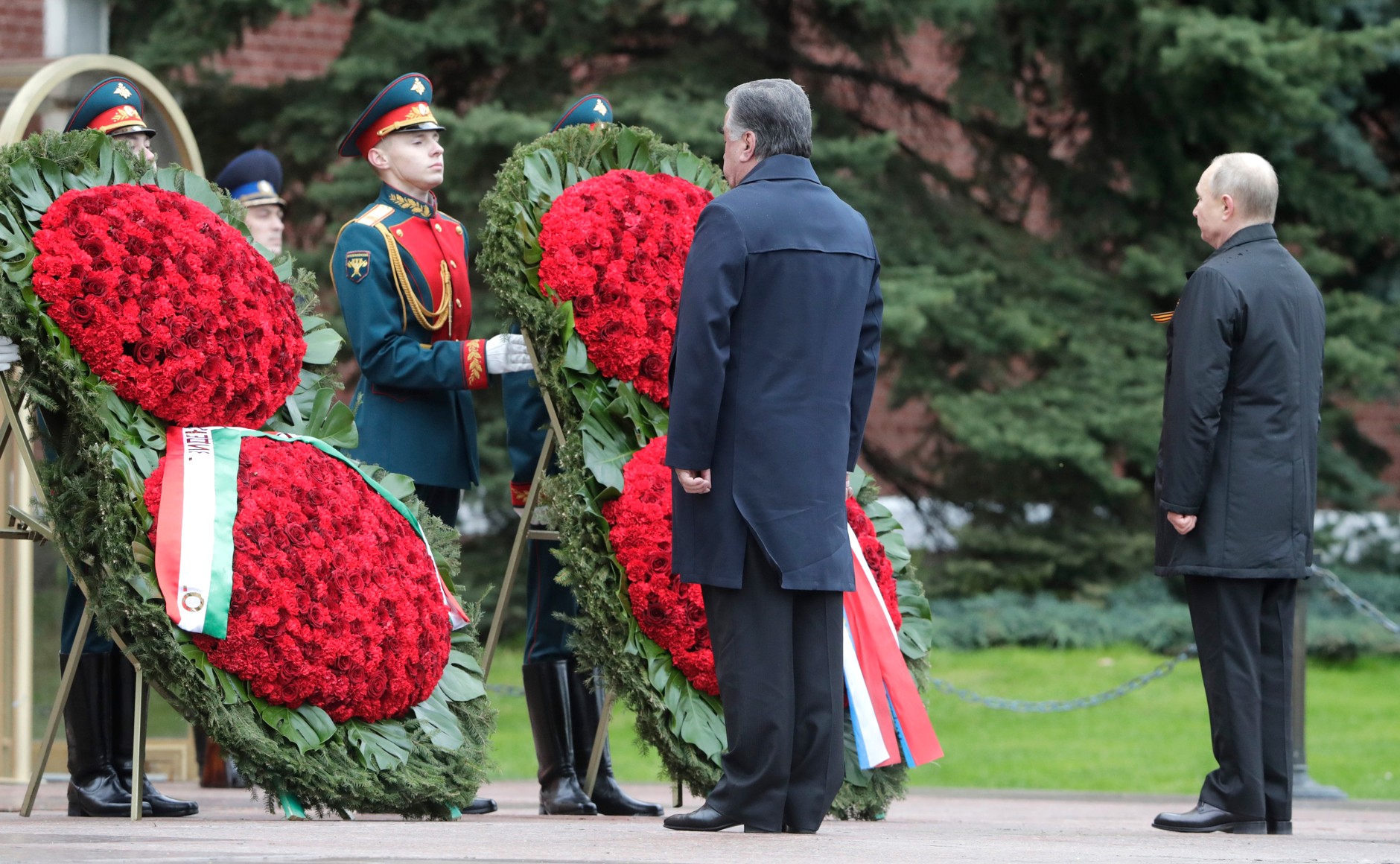 Какие цветы можно возлагать. Возложение венков к могиле неизвестного солдата. Возложение цветов к могиле неизвестного солдата в Москве. Возложение цветов Путина на могиле неизвестного солдата.