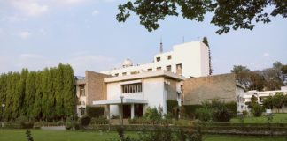 The anomalously large abundance of lithium in low mass red giants traced to the He-flashing phase of 2 million years Indian Institute of Astrophysics, Bangalore main campus