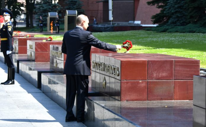 Vladimir Putin laid flowers at the hero cities’ memorial plaques and the monument to the Cities of Military Glory.