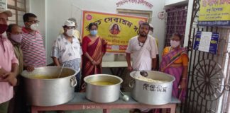 করোনা আক্রান্তের পরিবারে বাড়ি বাড়ি খাবার পৌঁছে দিচ্ছে বিরাটি হিন্দু মিলন মন্দির করোনা আক্রান্তের পরিবারে বাড়ি বাড়ি খাবার পৌঁছে দিচ্ছে বিরাটি হিন্দু মিলন মন্দির