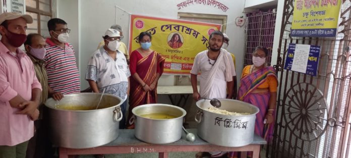 করোনা আক্রান্তের পরিবারে বাড়ি বাড়ি খাবার পৌঁছে দিচ্ছে বিরাটি হিন্দু মিলন মন্দির