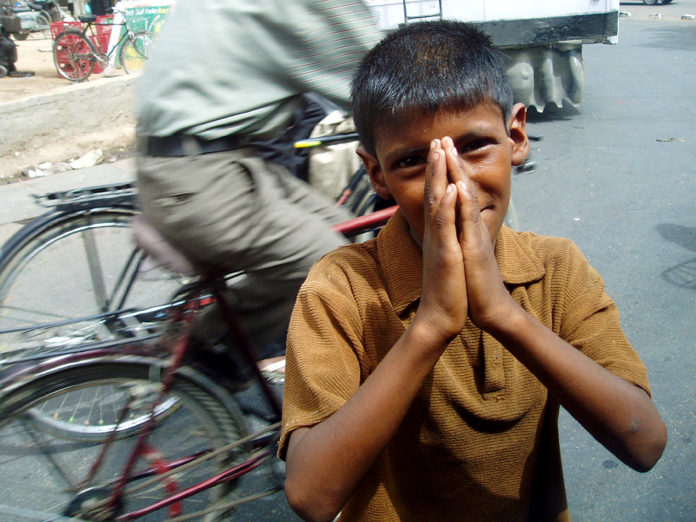 Boy begging in Agra by Wikipedia