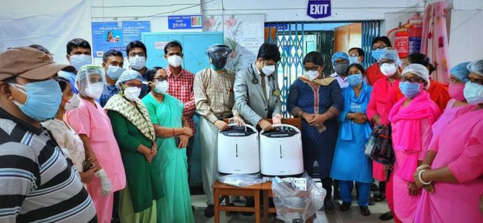 ইয়াস তান্ডবে ভেঙে পড়া মানুষ গুলোর পশে মানববন্ধু ড: পার্থসারথী মূখোপাধ্যায়