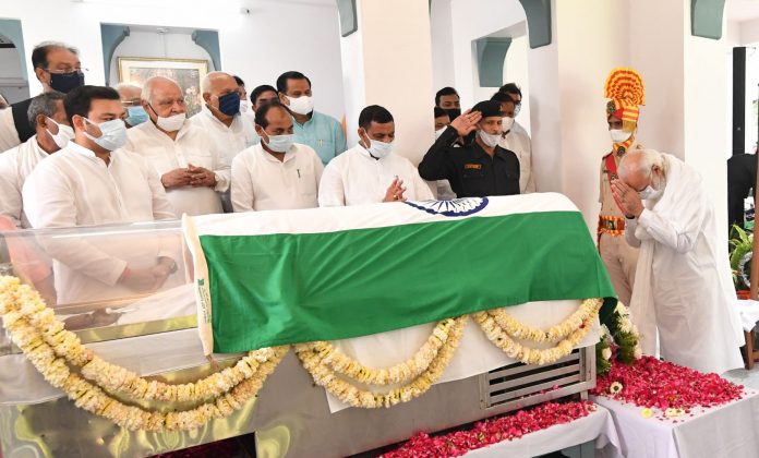 The Prime Minister, Shri Narendra Modi paying his last respects to the former Chief Minister of Uttar Pradesh, late Shri Kalyan Singh, in Lucknow, Uttar Pradesh on August 22, 2021.