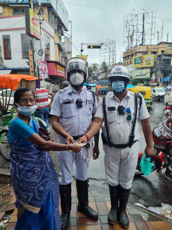 দুয়ারে সাংবাদিক - কলকাতা পুলিশের মানবিক মুখ, টাকা ভর্তি ব্যাগ ফেরত পেলেন এক মহিলা