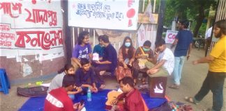 অবিলম্বে পঠনপাঠন চালুর দাবিতে যাদবপুর ইউনিভার্সিটির সামনের রাস্তাতেই প্রতীকী ক্লাস শুরু Jadavpur Class on Road started in protest