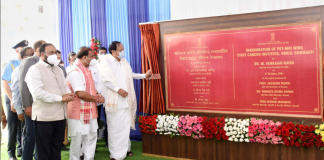 The Vice President, Shri M. Venkaiah Naidu inaugurating the PET-MRI Wing at State Cancer Institute, in Guwahati on October 03, 2021. The Minister of Assam, Shri Himanta Biswa Sarma and other dignitaries are also seen.