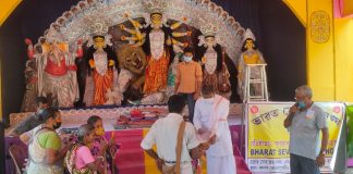 মন্ডপে মন্ডপে দরিদ্রদের বস্ত্র দান ভারত সেবাশ্রম সঙ্ঘের মন্ডপে মন্ডপে দরিদ্রদের বস্ত্র দান ভারত সেবাশ্রম সঙ্ঘের