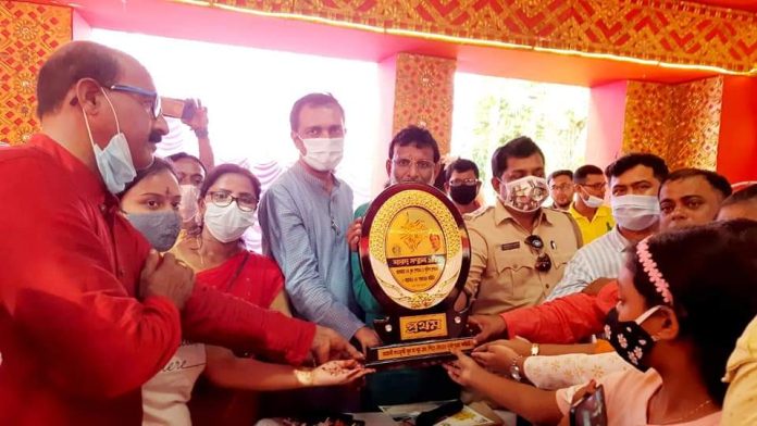 দুয়ারে সাংবাদিক - শারদ সম্মান প্রদান বারাসাত ১ নম্বর ব্লক, পঞ্চায়েত সমিতি ও দত্তপুকুর পুলিশ প্রশাসনের উদ্যোগে দুয়ারে সাংবাদিক - শারদ সম্মান প্রদান বারাসাত ১ নম্বর ব্লক, পঞ্চায়েত সমিতি ও দত্তপুকুর পুলিশ প্রশাসনের উদ্যোগে