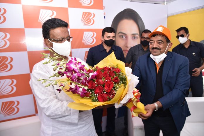 Janab Firhad Hakim, Honorable Minister of Transport and Housing, Government of West Bengal & Mr. Debabrata Das, General Manager & Zonal Head, Bank of Baroda, Kolkata Zone