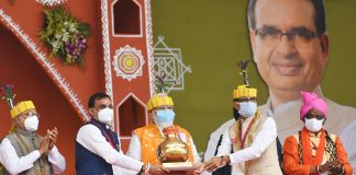 PM launches multiple key initiatives for the welfare of Janjatiya community at Janjatiya Gaurav Diwas Mahasammelan The Prime Minister, Shri Narendra Modi on the occasion of Janjatiya Gaurav Diwas Maha Sammelan, in Bhopal, Madhya Pradesh on November 15, 2021. The Governor of Madhya Pradesh, Shri Mangubhai Chhaganbhai Patel and the Chief Minister of Madhya Pradesh, Shri Shivraj Singh Chouhan are also seen.
