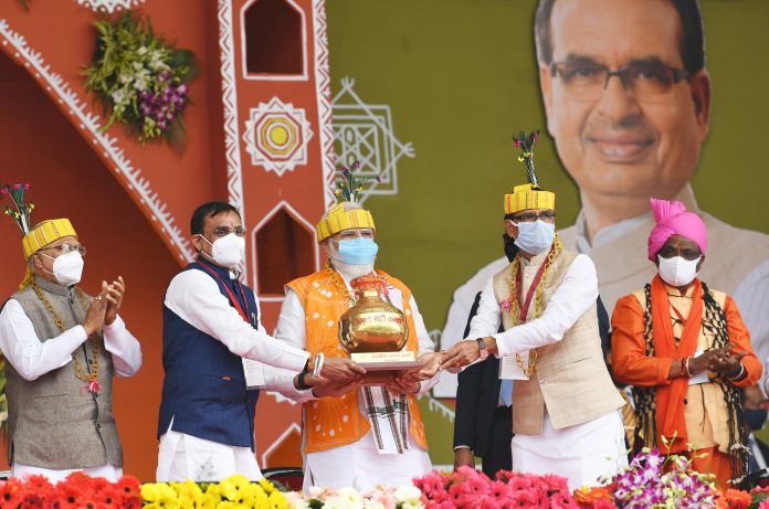The Prime Minister, Shri Narendra Modi on the occasion of Janjatiya Gaurav Diwas Maha Sammelan, in Bhopal, Madhya Pradesh on November 15, 2021. The Governor of Madhya Pradesh, Shri Mangubhai Chhaganbhai Patel and the Chief Minister of Madhya Pradesh, Shri Shivraj Singh Chouhan are also seen.