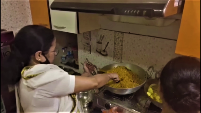 Mamata Banerjee Cooking Kali Puja Prasad