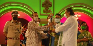 ভবানীপুর 75 পল্লী দুর্গা পূজা সেরা কোভিড সচেতনতা (স্বাস্থ্যবিধি) এর জন্য বিশ্ব বাংলা শারদ সম্মান পুরস্কার পেয়েছে ভবানীপুর 75 পল্লী দুর্গা পূজা সেরা কোভিড সচেতনতা (স্বাস্থ্যবিধি) এর জন্য বিশ্ব বাংলা শারদ সম্মান পুরস্কার পেয়েছে