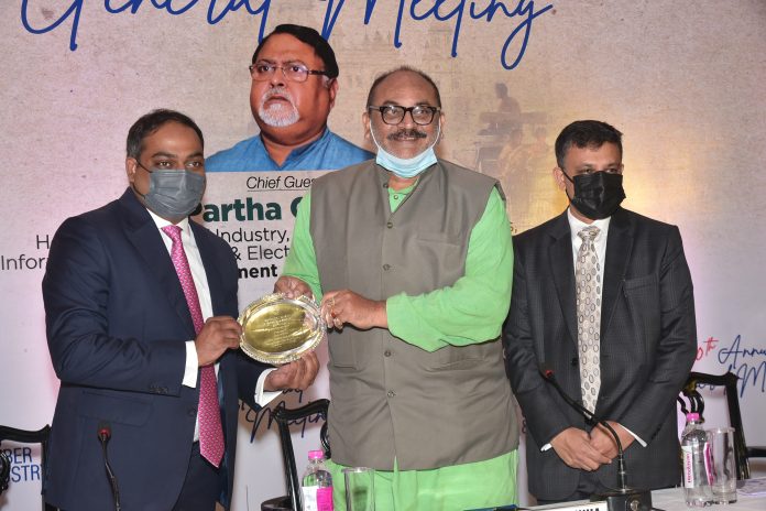 Shri Aakash Shah, President, MCCI presenting a memento to Shri Chandranath Sinha, Hon'ble Minister of MSMEs & Textiles, Government of West Bengal on the occasion of 120th Annual General Meeting of MCCI