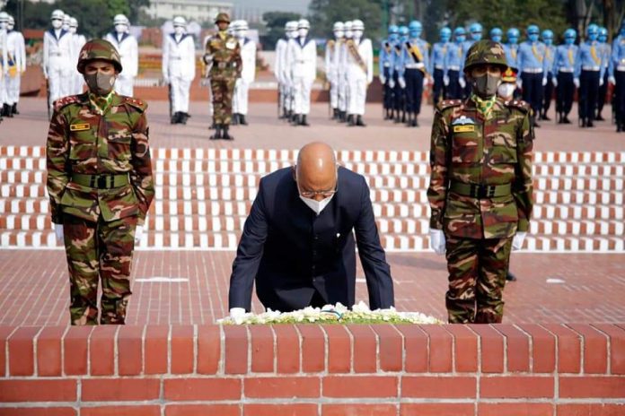 President of India pays tributes at the National Martyrs' Memorial