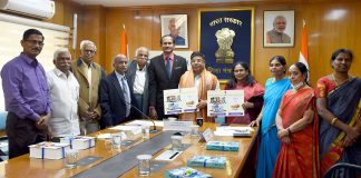 দেশে উদ্ভাবন এবং স্টার্ট-আপ ব্যবস্থাপনাকে আরও শক্তিশালী করে তুলতে উচ্চশিক্ষা প্রতিষ্ঠানগুলির গুরুত্বপূর্ণ ভূমিকা পালন করা উচিৎ – ডা. সুভাষ সরকার The Minister of State for Education, Dr. Subhas Sarkar releasing the Hindi translation of Tolkappiyam and the Kannada translations of 9 books of Classical Tamil literature, in New Delhi on December 22, 2021.