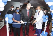L-R: Dr. Kiran Mazumdar Shaw - Executive Chairperson and Founder, Biocon, Mr. John Shaw - Vice Chairman, Biocon and Dr. Devi Shetty - Founder and Chairman, Narayana Health while inaugurating the all new Hyperbaric oxygen therapy (HBOT) unit at Narayana Health City campus